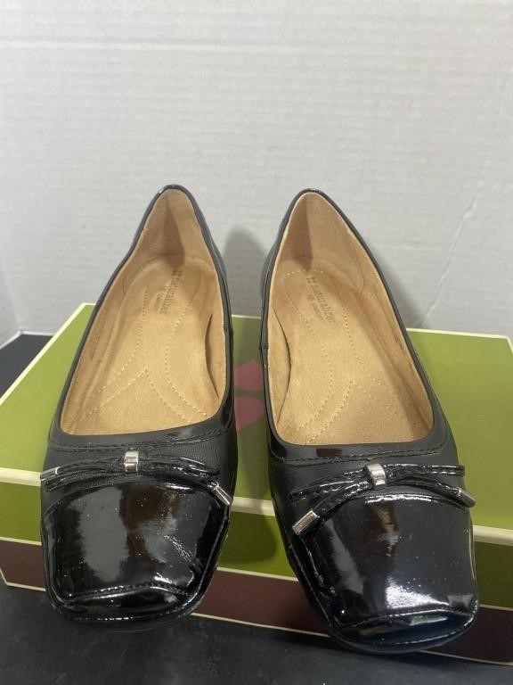 Naturalizer flats size 8 1/2