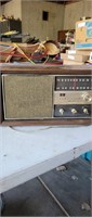 Vintage RCA-Victor solid state Radio Model RHC33W