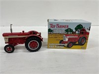 Toy Farmer IH 660 Tractor