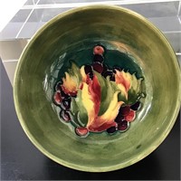 MOORCROFT POTTERY LEAF AND BERRIES BOWL ENGLAND