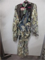 PELLA  camo bibs and jacket - Sz: Large