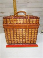 PICNIC BASKET WITH DISHES