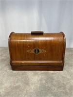 Vintage Singer Sewing Machine in Wood Case