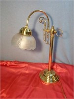 Beautiful gold toned table lamp with frosted