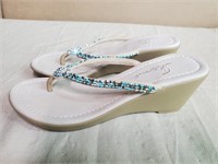 Skemo sandals size 6. Look new.