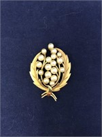 Vintage Trifari Pearl & Goldtone Pin