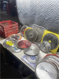 Large quantity of 10 inch saw blades comes in a