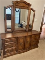 Beautiful oak dresser with mirror