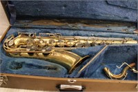 YAMAHA YTS-21 TENOR SAXAPHONE IN CASE