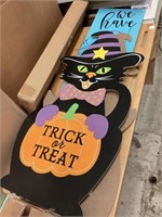 Laptop tray & Halloween signs