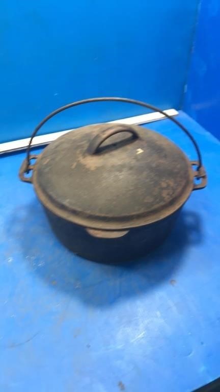 Cast iron pot w lid