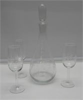 CRYSTAL DECANTER SET WITH THREE GLASSES.