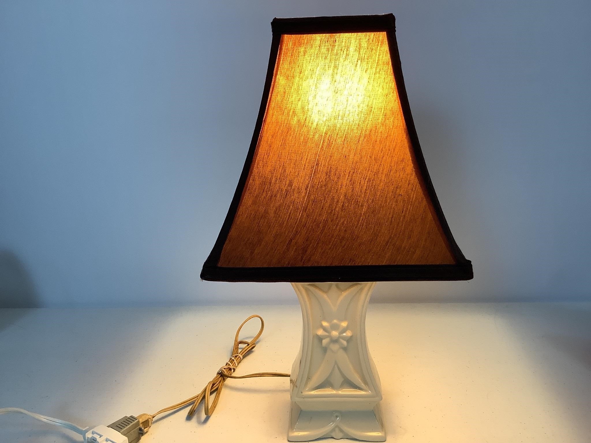 17" TALL PORCELAIN TABLE LAMP - WORKS