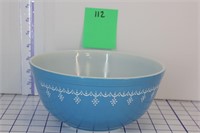 Pyrex Snowflake Garland Bowl 2 ½ Qt. 403