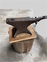 Large blacksmith anvil 23x10x9” overall.