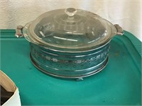 COVERED PYREX GLASS SERVING DISH IN HOLDER