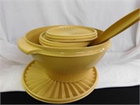 Tupperware: Harvest Gold salad bowl set - servers