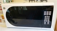 GE COUNTER TOP MICROWAVE OVEN - WORKS