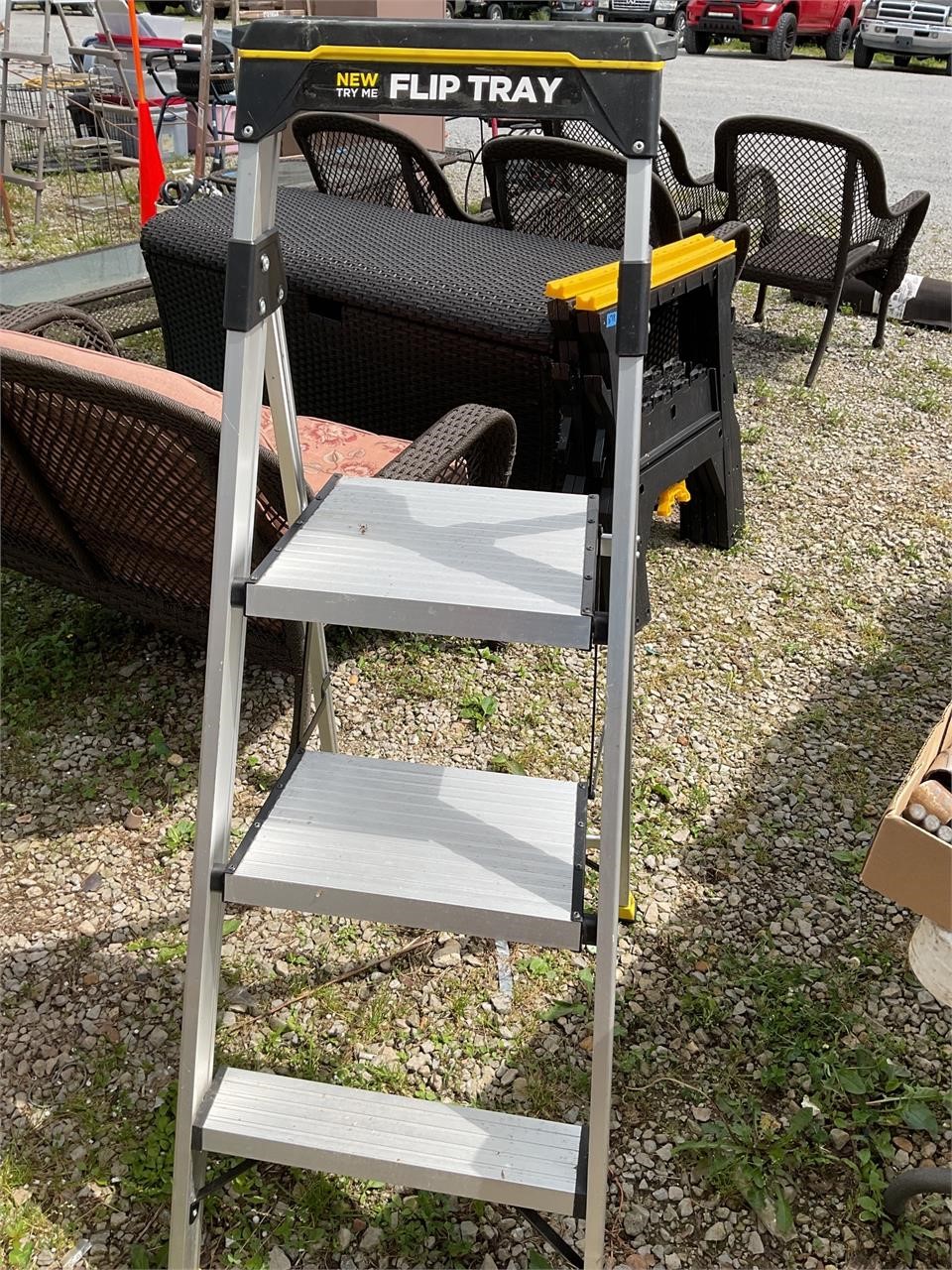 Flip tray 5 foot ladder