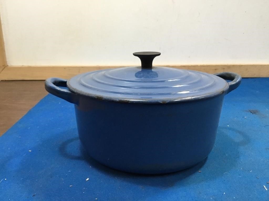 Cast iron pot