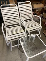 LOT WHITE POOL CHAIRS & SMALL GLASS TOP TABLE