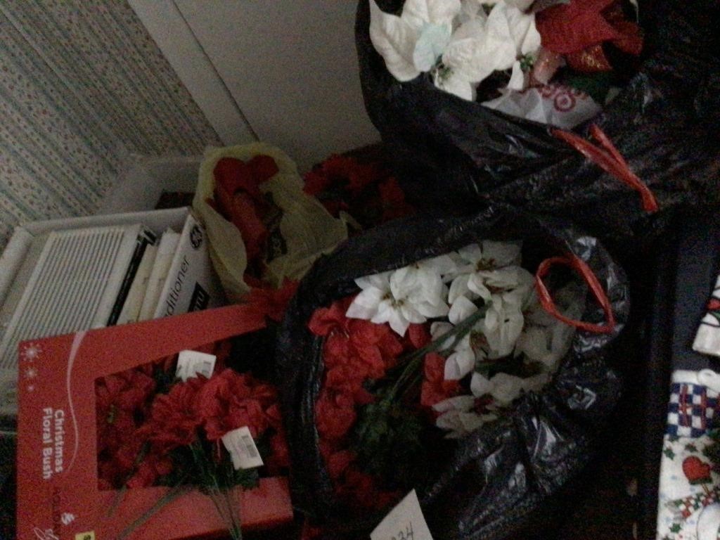 4 baggs of plastic flowers