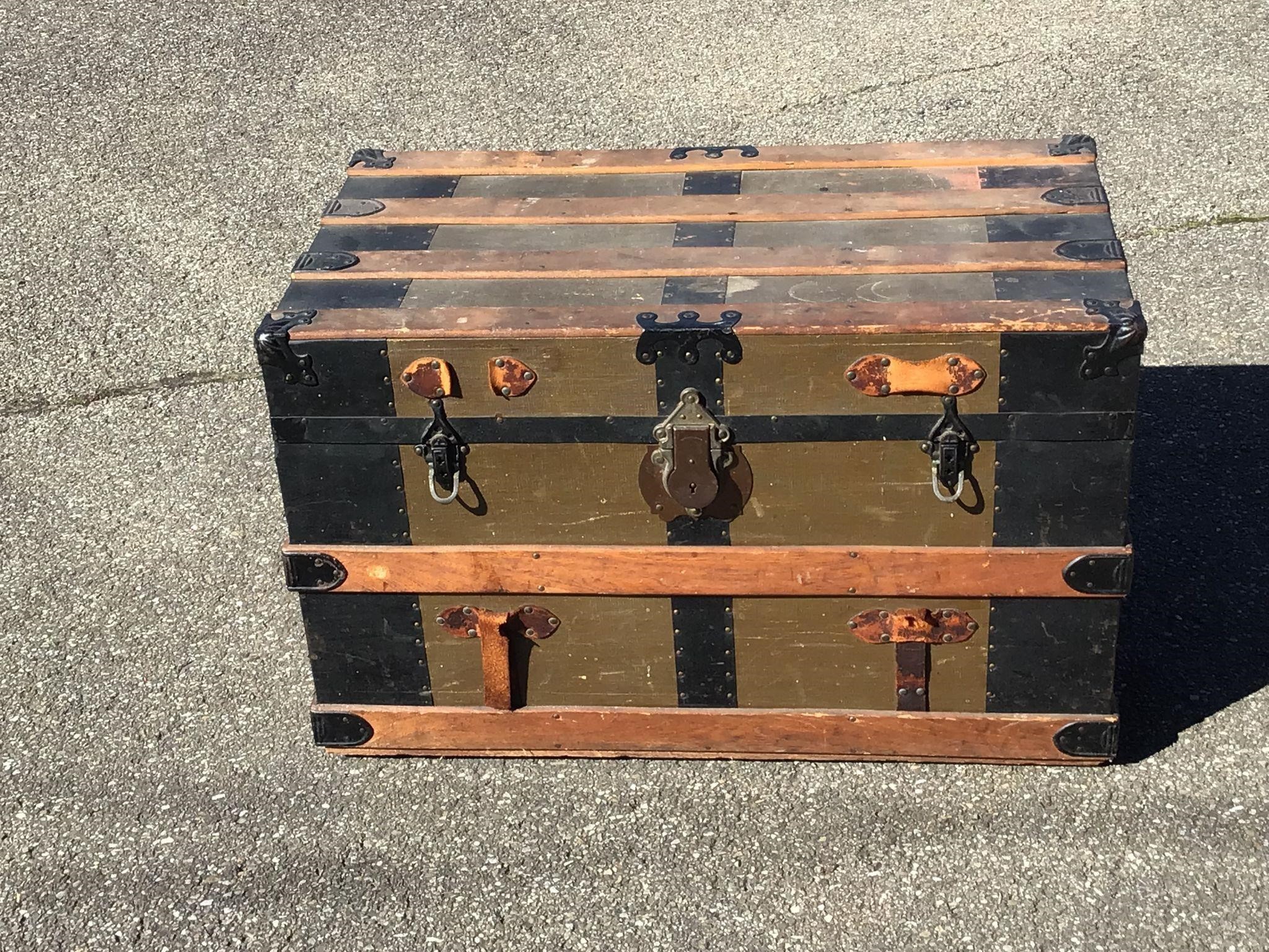 VINTAGE STEAMER TRUNK WITH TRAY