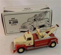 FIRST GEAR 1957 INTERNATIONAL TOW TRUCK / BOX