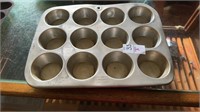 Metal cupcake pan