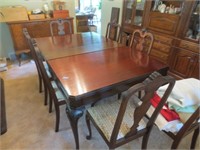 Dining table w/7 chairs and 3 leaves