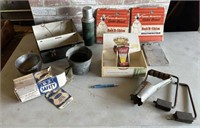 BOX LOT: ASSORTMENT OF VINTAGE ITEMS: METAL