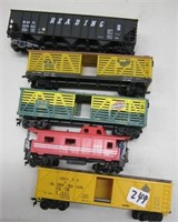 5 Plastic Train Cars