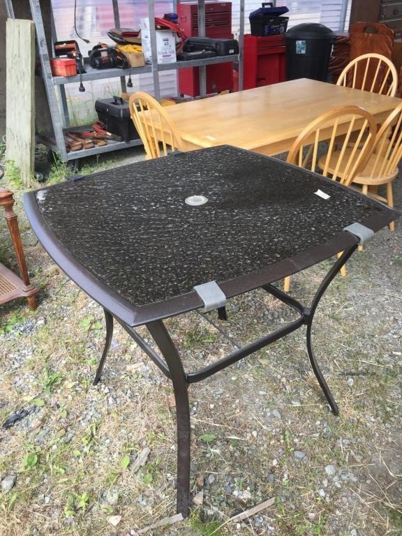 Patio table with spot to put umbrella in good cond