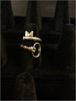 Avon Sterling Skeleton Key Ring 4.41 grams