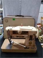Vtg Singer portable sewing machine wood case