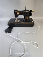 Plastic Toy Singer Sewing Machine-D Batteries Need