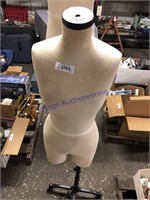 FEMALE MANNEQUIN ON ROLLING STAND