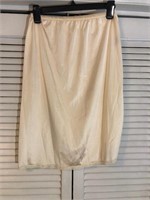 VINTAGE PINEHURST LINGERIE HALF SLIP SMALL