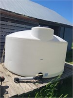 1000 Gal Poly Tank - Contains Water per Seller