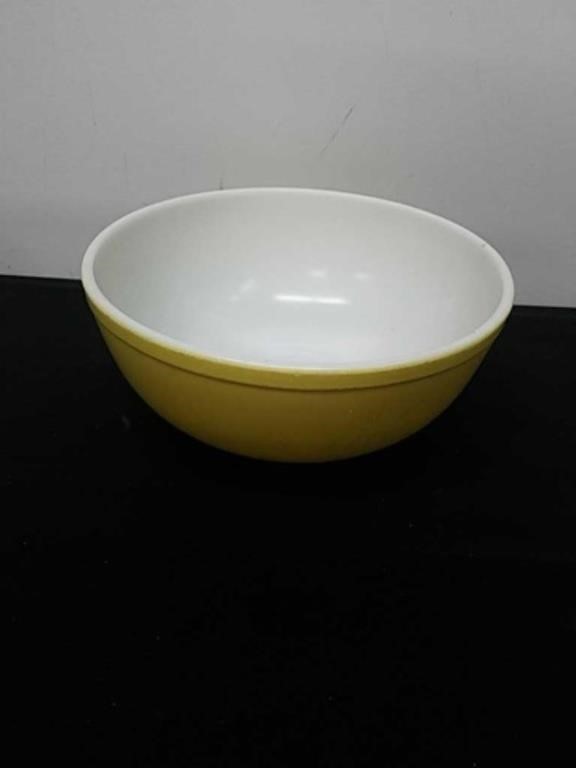 Vintage Pyrex 10-in Bowl