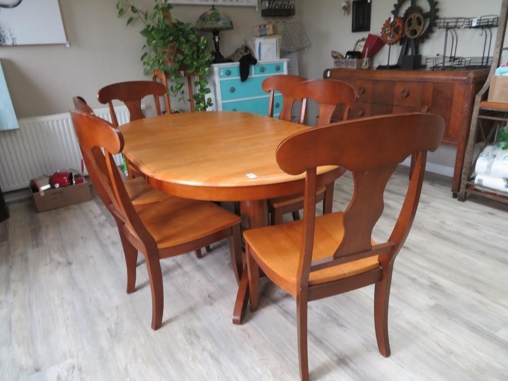 dining room table, 6 chairs, 2 hidden leaves