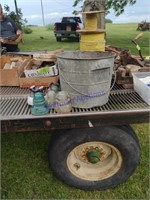 Bucket with insulators