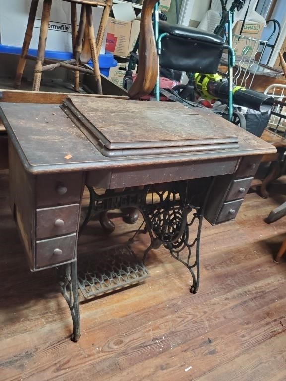 Antique Singer Sewing Machine w/Cast Iron Base