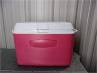 RUBBERMAID 24 Qt. Red Outdoor Cooler with Top Swin