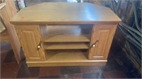 Oak TV stand W 2 storage compartments that have