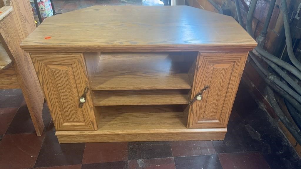 Oak TV stand W 2 storage compartments that have
