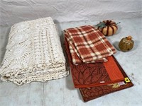 knitted table cloth & place mats