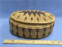Spruce root basket, 11" with lid      (g 22)