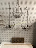 3 HANGING METAL BASKETS AND A HORSE SHOE COAT RACK