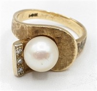 Ladies 14K Yellow Gold Pearl & Diamond Ring